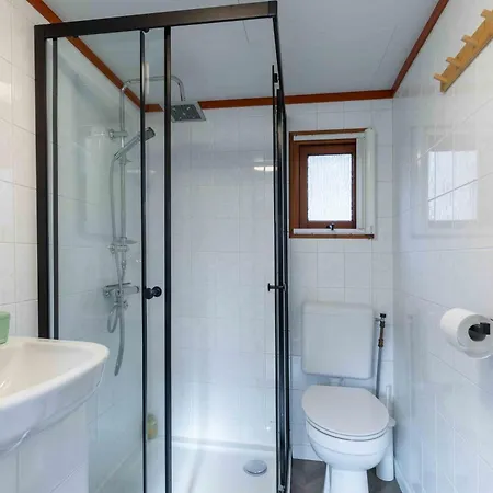 Kleurrijk Boshuisje Sole Op De Veluwe Putten