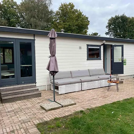 Semesterbostad Kleurrijk Boshuisje Sole Op De Veluwe Putten