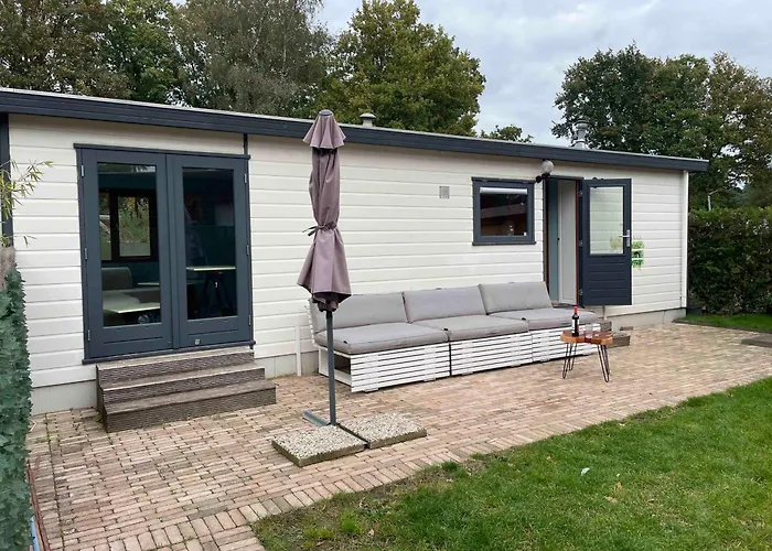 Semesterbostad Kleurrijk Boshuisje Sole Op De Veluwe Putten