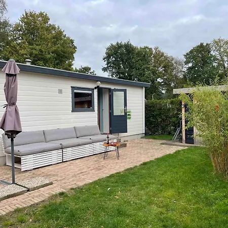 Kleurrijk Boshuisje Sole Op De Veluwe